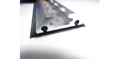 Bottom profile for airline rail "Relleumdesign"