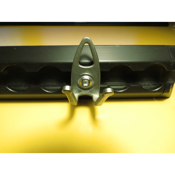 Twist-Fitting "wardrobe" for airline rails