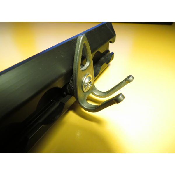 Twist-Fitting "wardrobe" for airline rails